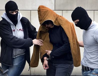 SAN SEBASTIÁN. Agentes de la Policía Nacional conducen a una detenida a comisaría. / EFE/