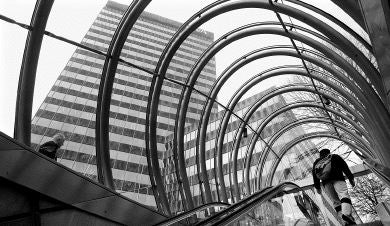 La sede del Banco Bilbao Vizcaya Argentaria en Bilbao vista desde la salida del metro. / MAITE BARTOLOMÉ/