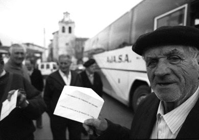 1998. Un hombre muestra la papeleta de la consulta. / J. MINGUEZA/