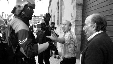 PROTESTA. Los ex dirigentes de HB Tasio Erkizia y Txomin Ziluaga discuten con un mando de la Ertzaintza. / FOTOS: FERNANDO GÓMEZ/