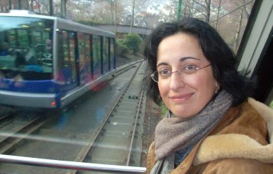 INVESTIGADORA. Mercedes Maroto-Valer se asoma a un tren en Bergen, Noruega. / EL CORREO/