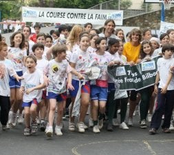 SOLIDARIOS. Un grupo de alumnos en el inicio de la prueba. / PEDRO URRESTI/