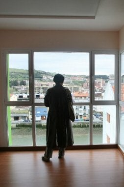 CON VISTA. Una mujer, en el salón de su casa. / EL CORREO/