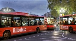 CAMBIO DE GESTOR. La flota de Bilbobus, compuesta por centenar y medio de unidades, pasará a depender de la multinacional francesa desde agosto. / iGNACIO PÉREZ/