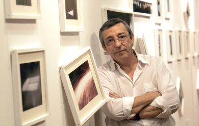 IMAGEN. José Vicente Cos, junto a algunas de las obras de su muestra fotográfica. / BLANCA CASTILLO/