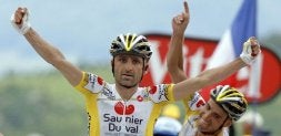 Leonardo Piepoli consiguió con 37 años y permiso de su compañero Juan José Cobo, detrás, su primera victoria de etapa en el Tour. /REUTERS/