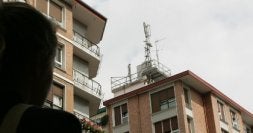 Uno de los dispositivos que se deben desmantelar está en la calle Araba. / MIREYA LÓPEZ/