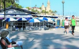 La terraza de El Chiringuito, en cuya fachada campea la fecha de inauguración./ ÍÑIGO DOMÍNGUEZ/