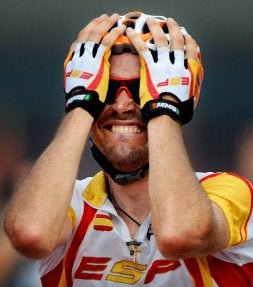 Samuel Sánchez se echa las manos a la cabeza tras cruzar la línea de meta y convertirse en campeón olímpico. / EFE/