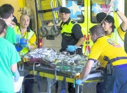 Equipos de emergencia llegan con uno de los heridos al hospital tras ser rescatado por los Bomberos. / EFE/
