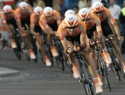 El Euskaltel-Euskadi dio la sorpresa contra el crono en el circuito granadino al quedar segundo a tan sólo ocho segundos del Liquigas. / REUTERS/