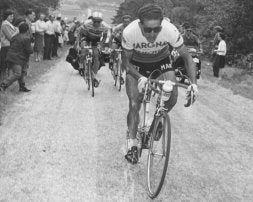 Bahamontes descuelga a sus contrarios en una etapa del Tour de 1963. / EL CORREO/