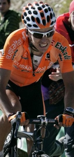 Antón trata de cazar a Contador./ EFE/
