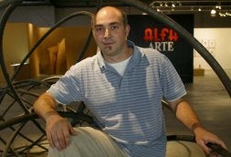 Iñaki Aceña, en las instalaciones de la empresa eibarresa Alfa-Arte. /JULIO CALLEJA/