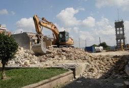 El matadero ya ha sido reducio a escombros por las excavadoras. / PEDRO URRESTI/