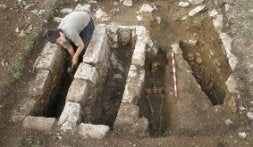 Uno de los arqueólogos trabaja en la excavación. / E.C./