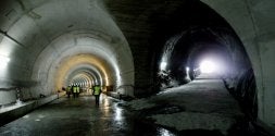 El túnel está casi acabado y sólo quedan por revestir 24 metros de galería. / JORDI ALEMANY/