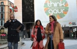 Representantes de la plataforma, a la salida ayer de Sabin Etxea. / FERNANDO GÓMEZ/