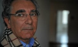 Julio Trebolle en Deusto. Abajo, un trozo de los manuscritos. / FERNANDO GÓMEZ/