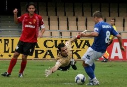 remata ante la estirada del portero del Murcia Elía en el último partido del Xerez en casa. / LA VOZ/