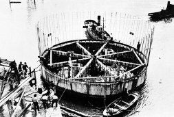 La estructura levanta sus cimientos sobre la ría./