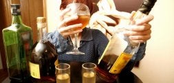 El número de enfermos alcohólicos se mantiene en la ciudad pero cada vez más jóvenes acuden a terapias con politoxicomanías. / AVELINO GÓMEZ/