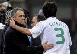 Mourinho saluda al central al término del partido./