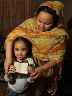 . Maina y su madre, Lima. / LUIS ÁNGEL GÓMEZ/