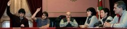 El alcalde de Azpeitia, Iñaki Errazkin, y otro edil aeneuvista votan el 3 de diciembre un texto alternativo a la moción de condena por el asesinato de Inaxio Uria, frente al rechazo del resto de los concejales. / EFE/