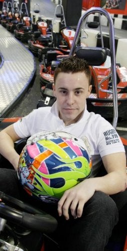 Efrén, en la instalación de karts de Ballonti. / P. URRESTI/