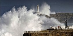 Una ola gigantesca golpea la península de La Magdalena, en Santander, ante la mirada atónita de varios curiosos. / ROBERTO RUIZ/