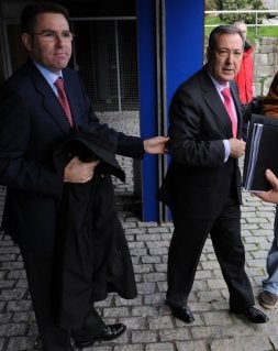 Imanol Landa junto a Luis Almansa, tras presentar los presupuestos. / I. PÉREZ/
