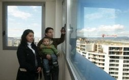 Una familia disfruta de su nueva casa. / R. GUTIÉRREZ/