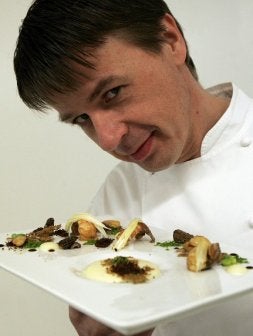 El profesional germano, ante una de sus originales recetas. / BLANCA CASTILLO/