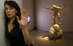 La actriz Carmen San Esteban, ante una de las piezas de 'No más héroes'. / JESÚS ANDRADE/