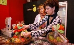 Marisa Álvaro remata un paquete de frutas en su negocio./