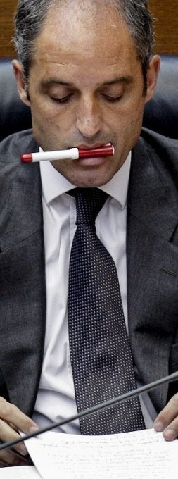 Francisco Camps, ayer al inicio del pleno parlamentario. / EFE/