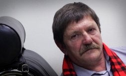 Roberto Lertxundi, que regresa a la política activa con 61 años, posa en su consulta. / IGNACIO PÉREZ/