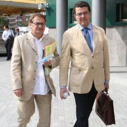 Camio, a la izquierda, y el abogado Alfonso Trallero, ayer en Azpeitia. / MIKEL FRAILE/