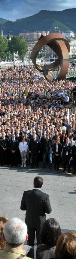 El lehendakari se dirige a la multitud. //
