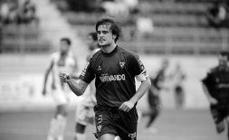 Ander Alaña, con su característico brazalete de capitán, en el partido ante el Girona en Ipurua. / M. E./