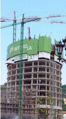 La torre alcanza ya los 63 metros de alto. / BORJA AGUDO/