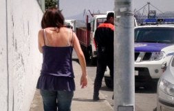 La madre del pequeño se dirige hacia una furgoneta de la Ertzaintza para ser trasladada a dependencias policiales. / LUIS CALABOR/