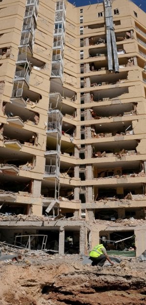Varias plantas del edificio quedaron destrozadas . / IGNACIO PÉREZ/
