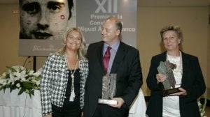 Mari Mar Blanco, junto a José Ramón Chica y Mari Luz Anglada. / BLANCA CASTILLO/
