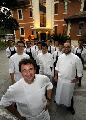 Berasategui, al frente de su equipo ante el nuevo restaurante. / EL CORREO/