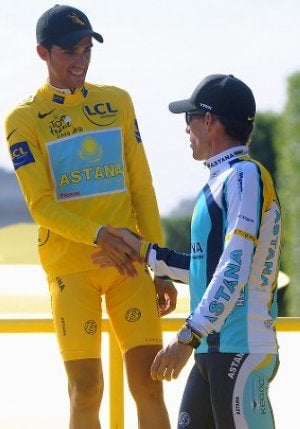 Armstrong felicita a Contador, ganador del Tour de 2009./