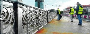 La nueva barandilla ya se ha colocado aguas arriba, a la sombra de la Torre Iberdrola. / REPORTAJE FOTOGRÁFICO: JORDI ALEMANY/