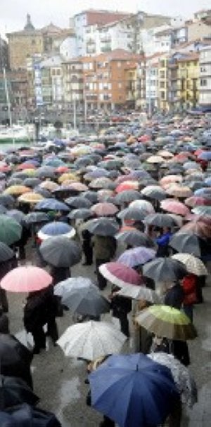 Miles de personas apoyan el 7 de noviembre a los marineros./