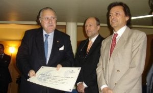 Azkuna posa con el galardón, en presencia de los dirigentes de la fundación TI. / E. C./
